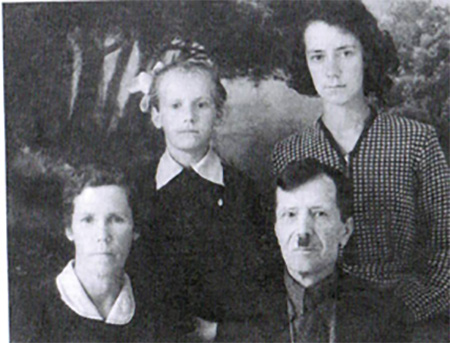 Со второй женой Александрой Дряхловой и дочерьми Ольгой и Еленой