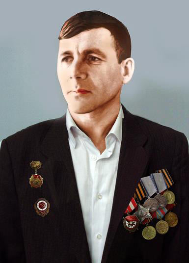 Г. Булатов с наградами в музее Фанерного комбината